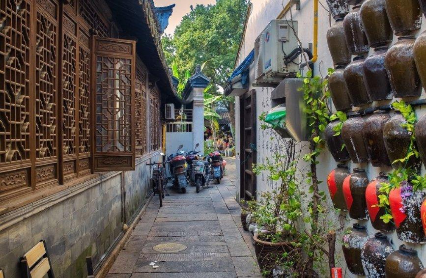 高原之宝(08402)：唐继德辞任独立非执行董事